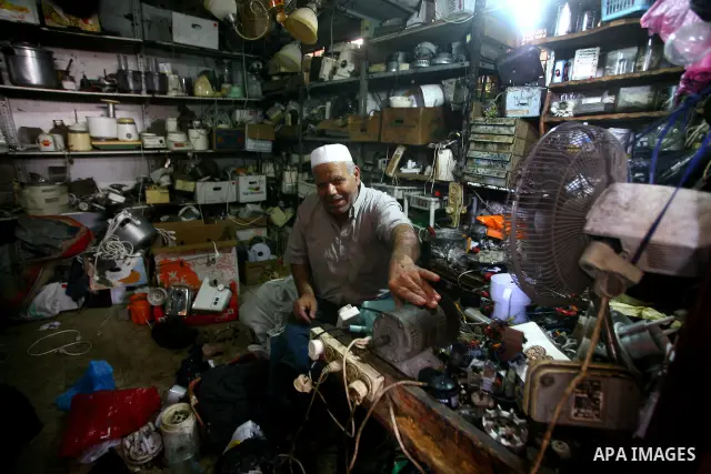 Palestinians during shopping fresh vegetables and goods at a market in Gaza City, on September 23, 2011. Palestinian President Mahmoud Abbas is set to speak later Friday at the U.N., and plans to call on the world body t...