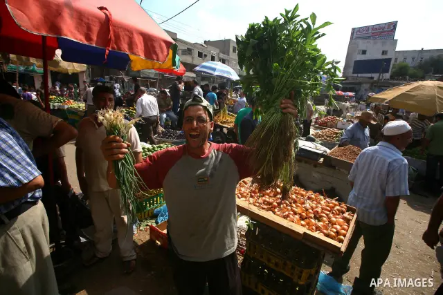 Palestinians during shopping fresh vegetables and goods at a market in Gaza City, on September 23, 2011. Palestinian President Mahmoud Abbas is set to speak later Friday at the U.N., and plans to call on the world body t...