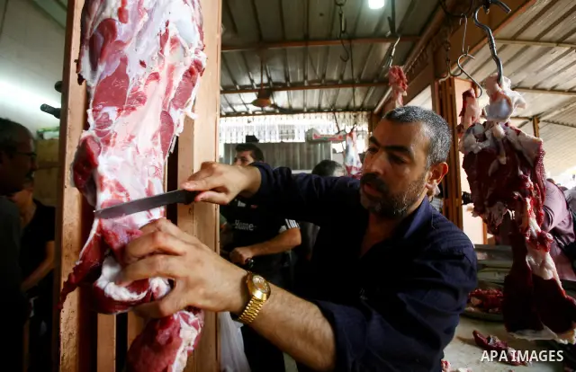 Palestinians during shopping fresh vegetables and goods at a market in Gaza City, on September 23, 2011. Palestinian President Mahmoud Abbas is set to speak later Friday at the U.N., and plans to call on the world body t...