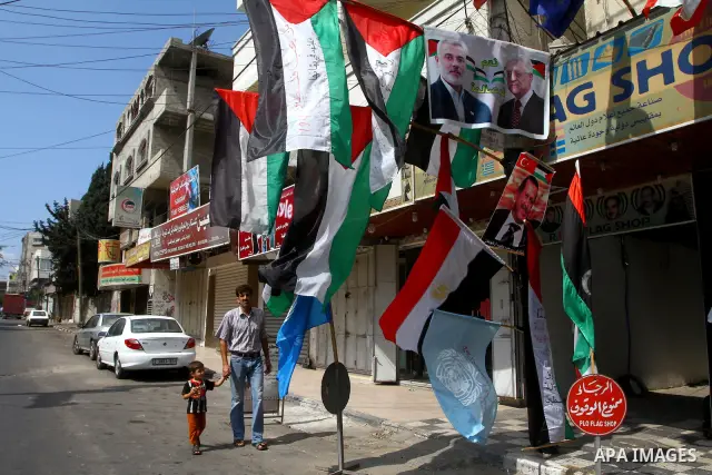 Palestinians walks front a souvenir shop in Gaza City September 21, 2011. Palestinian President Mahmoud Abbas plans on Friday to submit an application for full U.N. membership for the state of Palestine based in the West...