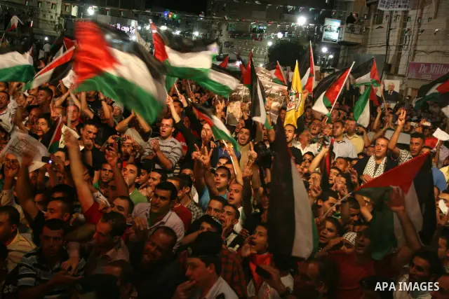 Palestinians attend a public screening of Palestinian President Mahmoud Abbas' speech at the United Nations, in the West Bank city of Ramallah September 23, 2011. Abbas asked the United Nations on Friday to recognize a s...