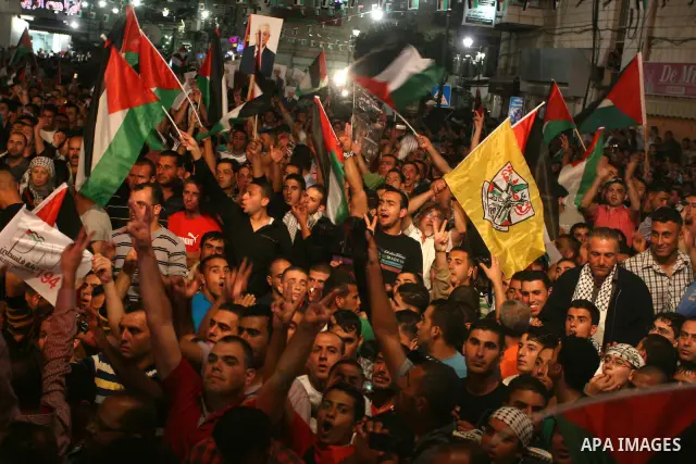 Palestinians attend a public screening of Palestinian President Mahmoud Abbas' speech at the United Nations, in the West Bank city of Ramallah September 23, 2011. Abbas asked the United Nations on Friday to recognize a s...