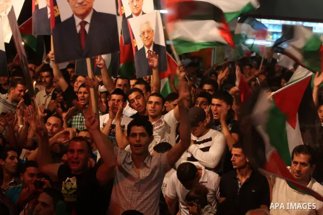 Palestinians attend a public screening of Palestinian President Mahmoud Abbas' speech at the United Nations, in the West Bank city of Ramallah September 23, 2011. Abbas asked the United Nations on Friday to recognize a s...