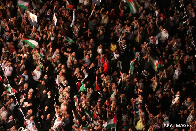 Palestinians attend a public screening of Palestinian President Mahmoud Abbas' speech at the United Nations, in the West Bank city of Ramallah September 23, 2011. Abbas asked the United Nations on Friday to recognize a s...