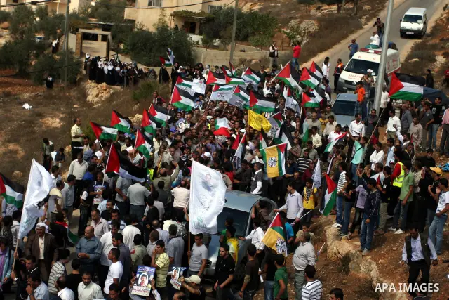 Palestinian mourners carry the body of Issam Badran during his funeral in the West Bank village of Qusra near Nablus, on Sept. 24, 2011. The 37-year-old Issam Badran was wounded by Israeli forces during a demonstration i...