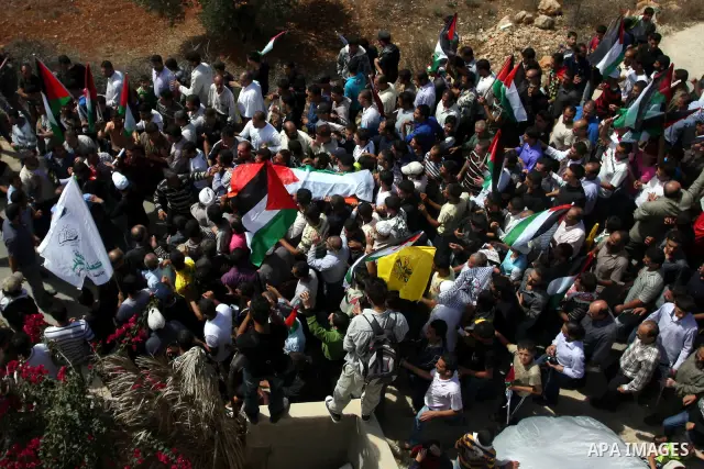 Palestinian mourners carry the body of Issam Badran during his funeral in the West Bank village of Qusra near Nablus, on Sept. 24, 2011. The 37-year-old Issam Badran was wounded by Israeli forces during a demonstration i...