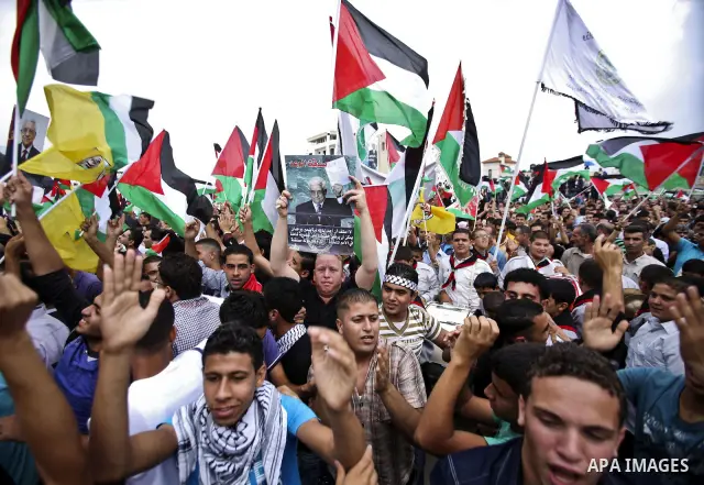 Thousands of cheering Palestinians welcome their president Mahmud Abbas outside his Ramallah headquarters on Sept. 25, 2011, as he returned from delivering a historic UN membership bid. Photo by Issam Rimawi