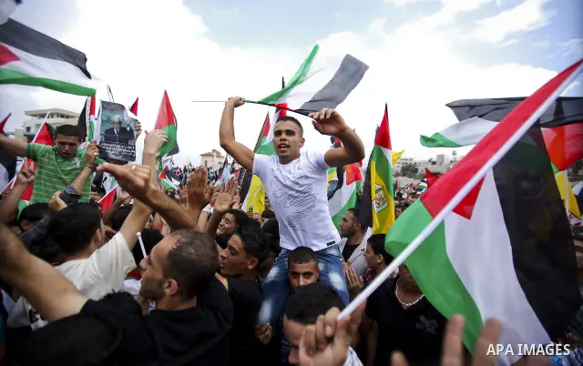 Thousands of cheering Palestinians welcome their president Mahmud Abbas outside his Ramallah headquarters on Sept. 25, 2011, as he returned from delivering a historic UN membership bid. Photo by Issam Rimawi