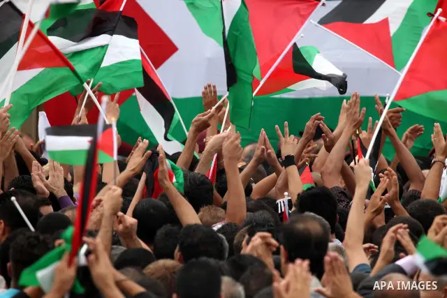 Thousands of cheering Palestinians welcome their president Mahmud Abbas outside his Ramallah headquarters on Sept. 25, 2011, as he returned from delivering a historic UN membership bid. Photo by Issam Rimawi