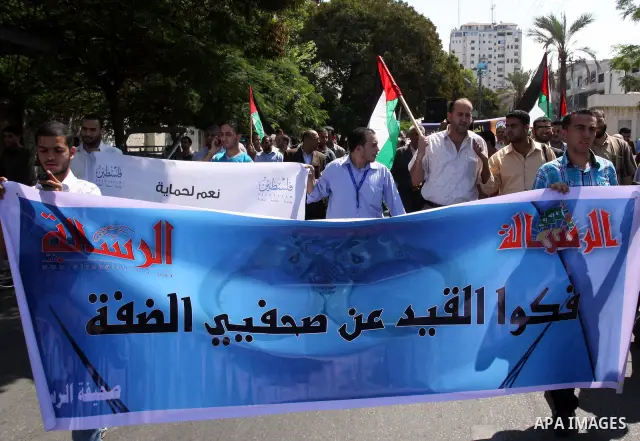 Memebers of the Palestinian journalist bloc and journalists take part on the occasion of International Day in support with the Palestinian journalist, calling Ramallah government for the release of the detained journalis...