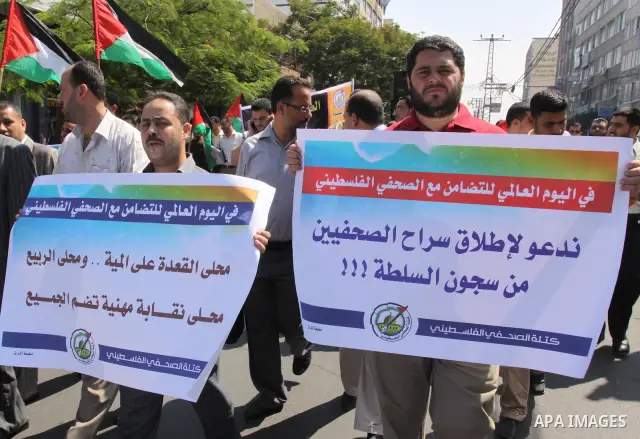 Memebers of the Palestinian journalist bloc and journalists take part on the occasion of International Day in support with the Palestinian journalist, calling Ramallah government for the release of the detained journalis...
