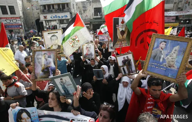 Palestinians take part in a protest in the West Bank city of Nablus on October 3, 2011, to show their solidarity with Palestinian prisoners held in Israeli jails. On Wednesday, Palestinian prisoners in Israel went on a h...