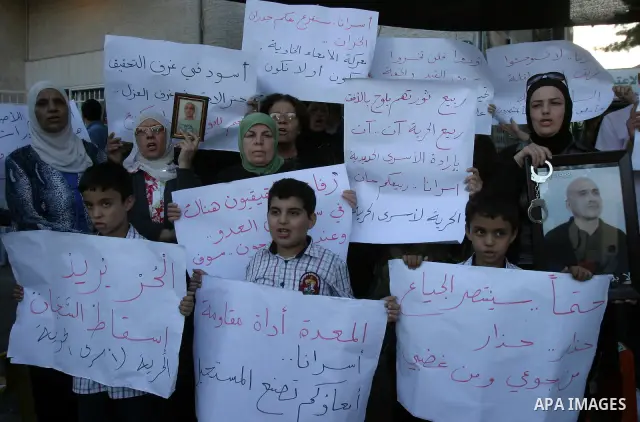 Palestinians protest outside the International Red Cross offices in east Jerusalem demanding the release of relatives from Israeli jails, on October 6, 2011. Photo by Mahfouz Abu Turk