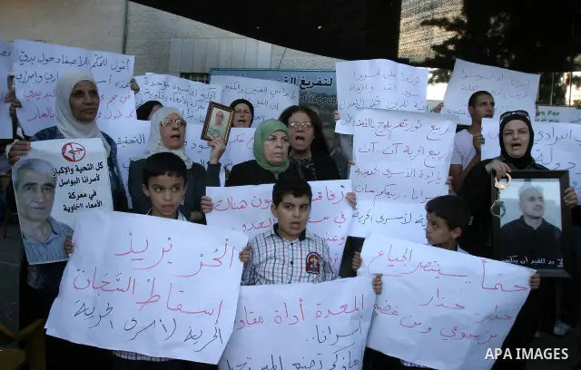 Palestinians protest outside the International Red Cross offices in east Jerusalem demanding the release of relatives from Israeli jails, on October 6, 2011. Photo by Mahfouz Abu Turk