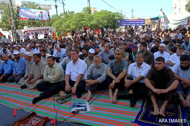 Palestinian Muslim worshippers attend Friday prayer next to the Red Cross building in Gaza City as they call for the release of Palestinian prisoners from Israeli jails and support of inmates in hunger strike on October...