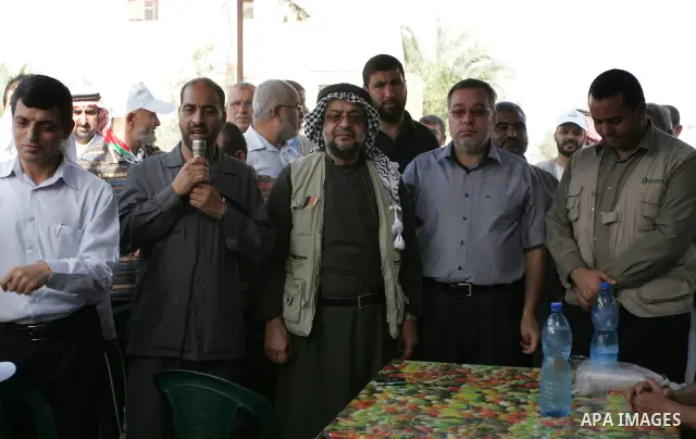 Volunteer delegation from the convoy, "Miles of Smiles 6" in cooperation with the Ministry of Agriculture during pick the number of olive trees in the town of Khuza'a east of Khan Younis, southern Gaza Strip on Oct, 08,...