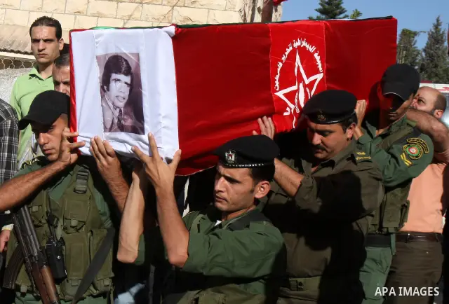 Palestinian security forces carry the coffin of Hafez Abu Zant in the West Bank City of Nablus 9 October 2011. Israeli authorities on Sunday afternoon transferred the remains of a Palestinian fighter killed in 1976 to th...