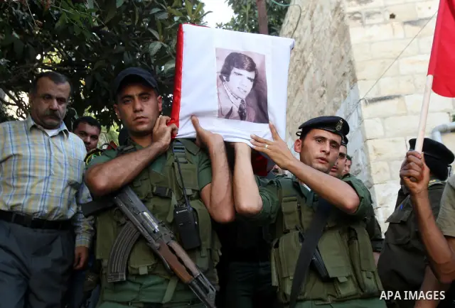 Palestinian security forces carry the coffin of Hafez Abu Zant in the West Bank City of Nablus 9 October 2011. Israeli authorities on Sunday afternoon transferred the remains of a Palestinian fighter killed in 1976 to th...