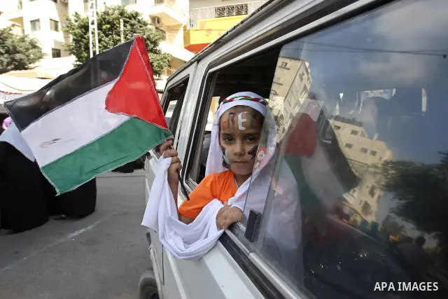 Palestinian Children take part in a protest calling for the release of Palestinian prisoners from Israeli jails and in support of inmates in hunger strike on Oct 11, 2011 in Rafah, southern Gaza Strip. Hundreds of Palest...
