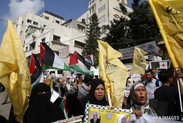 Palestinian woman take part in a protest calling for the release of Palestinian prisoners from Israeli jails and in support of inmates in hunger strike on Oct 11, 2011 in Rafah, southern Gaza Strip. Hundreds of Palestini...