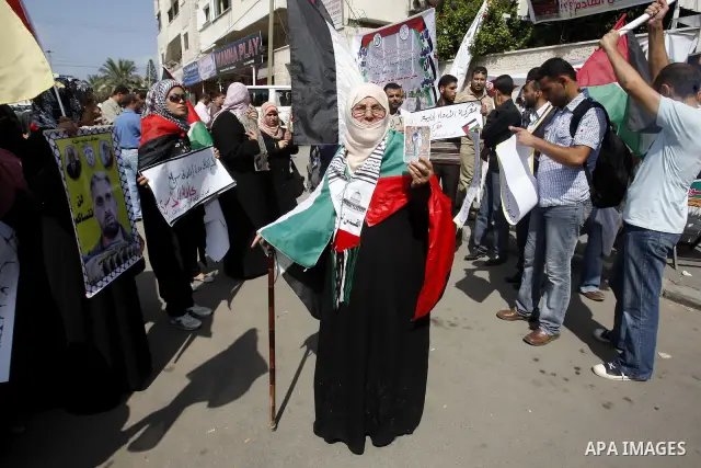 Palestinian woman take part in a protest calling for the release of Palestinian prisoners from Israeli jails and in support of inmates in hunger strike on Oct 11, 2011 in Rafah, southern Gaza Strip. Hundreds of Palestini...