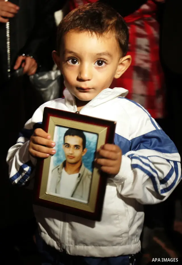 Palestinians take part in a protest calling for the release of Palestinian prisoners from Israeli jails and in support of inmates in hunger strike on October 11, 2011 outside Damascus Gate in Jerusalem's Old City. Both t...