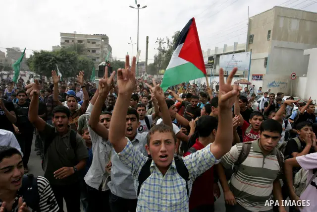 Palestinians chant slogans as they take part in a rally celebrating a prisoner swap between Hamas and Israel ,in Rafah town in the southern Gaza Strip October 12, 2011. Israelis welcomed on Wednesday a major prisoner swa...