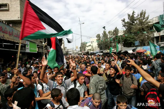 Palestinians chant slogans as they take part in a rally celebrating a prisoner swap between Hamas and Israel ,in Rafah town in the southern Gaza Strip October 12, 2011. Israelis welcomed on Wednesday a major prisoner swa...