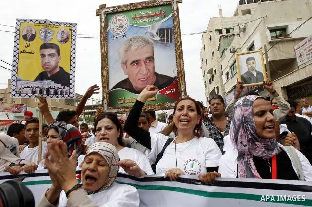Palestinians chant slogans as they take part in a rally celebrating a prisoner swap between Hamas and Israel, in Gaza City October 12, 2011. Israelis welcomed on Wednesday a major prisoner swap that will free soldier Gil...