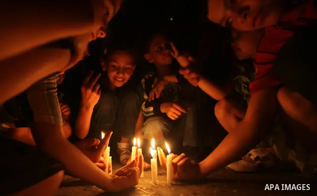 Palestinian children hold candles during a rally in solidarity with Palestinian prisoners held in Israeli jails, in Gaza City October 13, 2011. Israeli soldier Gilad Shalit will be freed from five years of captivity in t...