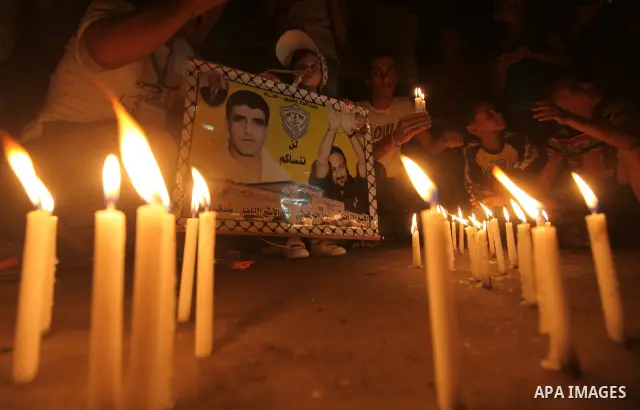 Palestinian children hold candles during a rally in solidarity with Palestinian prisoners held in Israeli jails, in Gaza City October 13, 2011. Israeli soldier Gilad Shalit will be freed from five years of captivity in t...