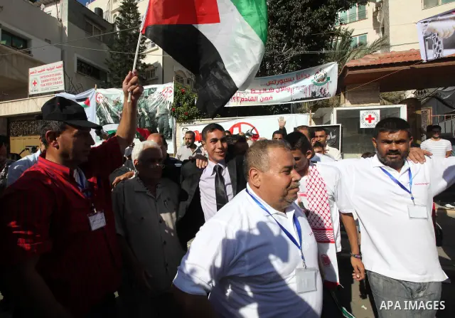 Palestinians celebrate the wedding of their friend and a prisoner swap between Hamas and Israel, in front of the headquarters of the International Red Cross in Gaza City October 14, 2011. Israeli soldier Gilad Shalit wil...