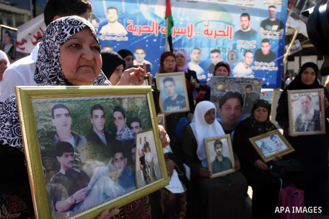 Palestinians take part in a protest calling for the release of Palestinian prisoners from Israeli jails, in the West Bank city of Ramallah October 17, 2011. Israel and Gaza's Hamas Islamist rulers have agreed to swap 1,0...