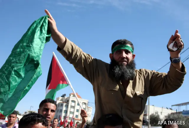 A Palestinian prisoner is welcomed by a crowd following the release of hundreds of prisoners from Israeli jails on October 18,2011 at the Palestinian Authority headquarters in the West Bank city of Ramallah. Crowds of Pa...