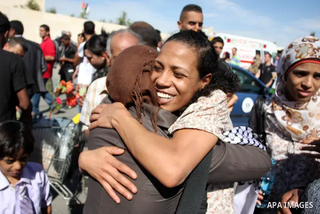 A Palestinian prisoner is welcomed by a crowd following the release of hundreds of prisoners from Israeli jails on October 18,2011 at the Palestinian Authority headquarters in the West Bank city of Ramallah. Crowds of Pa...