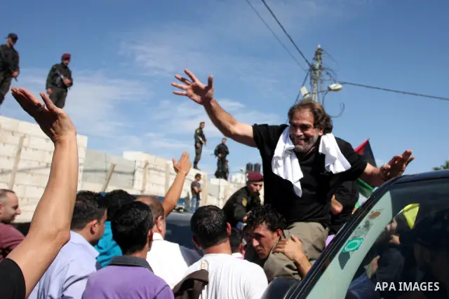 A Palestinian prisoner is welcomed by a crowd following the release of hundreds of prisoners from Israeli jails on October 18,2011 at the Palestinian Authority headquarters in the West Bank city of Ramallah. Crowds of Pa...