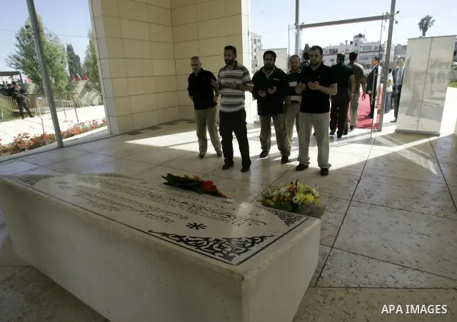 Released Palestinian prisoners read Holy Koran at the tomb of the late Palestinian President Yasser Arafat in the West Bank city of Ramallah, Tuesday, Oct. 18, 2011. Hamas agreed to release Israeli soldier Galit Schalit...