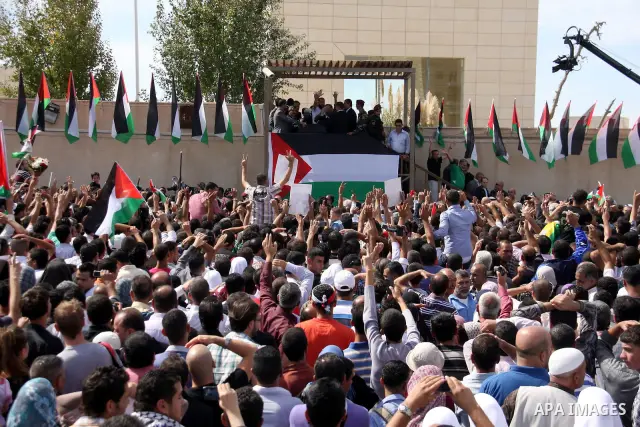 Freed Palestinian prisoners (C) are welcomed home by their friends and relatives upon their arrival in Ramallah, the West Bank, 18 October 2011. 477 Palestinian prisoners were freed on 18 October 2011 in exchange for the...