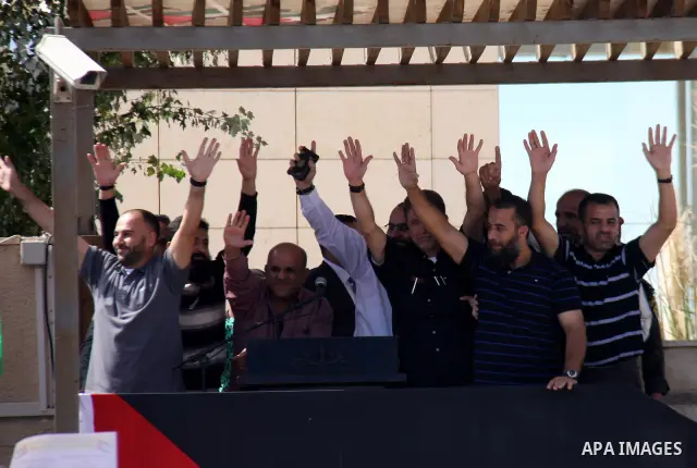 Freed Palestinian prisoners (C) are welcomed home by their friends and relatives upon their arrival in Ramallah, the West Bank, 18 October 2011. 477 Palestinian prisoners were freed on 18 October 2011 in exchange for the...