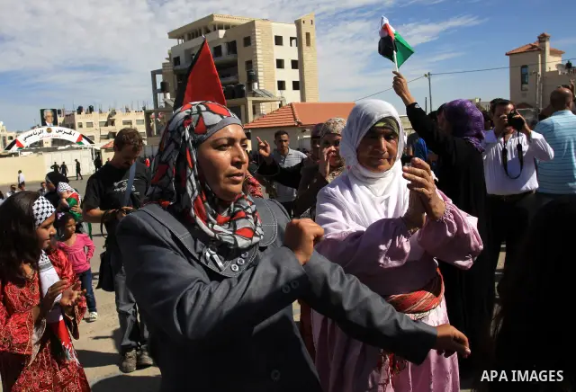 Freed Palestinian prisoners are welcomed home by their friends and relatives upon their arrival in Ramallah, the West Bank, 18 October 2011. 477 Palestinian prisoners were freed on 18 October 2011 in exchange for the rel...