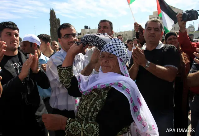 Freed Palestinian prisoners are welcomed home by their friends and relatives upon their arrival in Ramallah, the West Bank, 18 October 2011. 477 Palestinian prisoners were freed on 18 October 2011 in exchange for the rel...