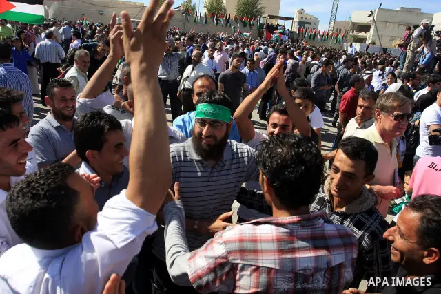 Freed Palestinian prisoners are welcomed home by their friends and relatives upon their arrival in Ramallah, the West Bank, 18 October 2011. 477 Palestinian prisoners were freed on 18 October 2011 in exchange for the rel...