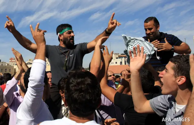 Freed Palestinian prisoners are welcomed home by their friends and relatives upon their arrival in Ramallah, the West Bank, 18 October 2011. 477 Palestinian prisoners were freed on 18 October 2011 in exchange for the rel...