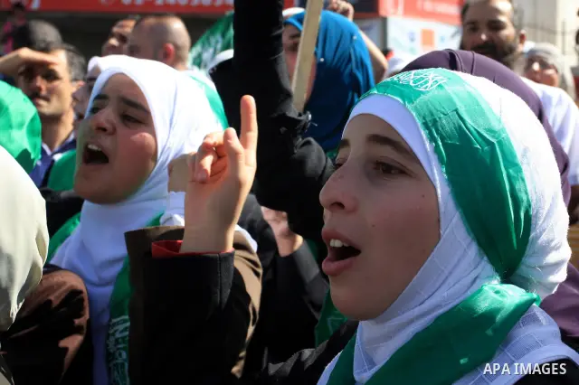 Freed Palestinian prisoners are welcomed home by their friends and relatives upon their arrival in Ramallah, the West Bank, 18 October 2011. 477 Palestinian prisoners were freed on 18 October 2011 in exchange for the rel...