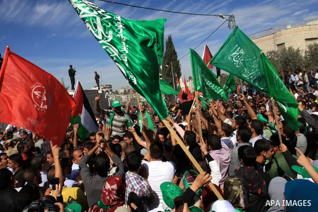Freed Palestinian prisoners are welcomed home by their friends and relatives upon their arrival in Ramallah, the West Bank, 18 October 2011. 477 Palestinian prisoners were freed on 18 October 2011 in exchange for the rel...