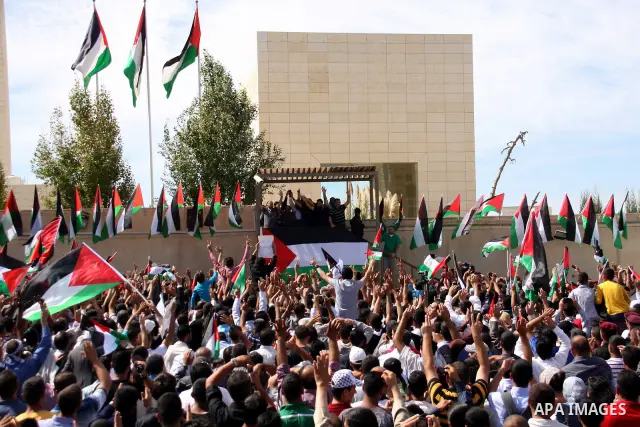 Freed Palestinian prisoners (C) are welcomed home by their friends and relatives upon their arrival in Ramallah, the West Bank, 18 October 2011. 477 Palestinian prisoners were freed on 18 October 2011 in exchange for the...