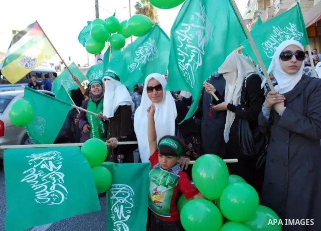 A Palestinian prisoner is welcomed by friends and family following the release of hundreds of prisoners from Israeli jails in Hebron, West Bank, 18 October 2011. 477 Palestinian prisoners were freed on 18 October 2011 in...