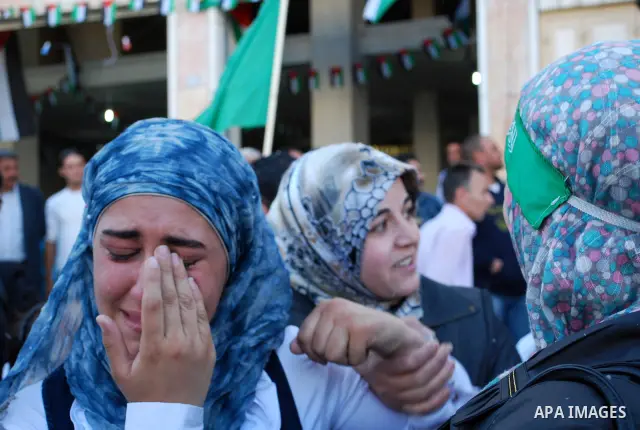 A Palestinian prisoner is welcomed by friends and family following the release of hundreds of prisoners from Israeli jails in Hebron, West Bank, 18 October 2011. 477 Palestinian prisoners were freed on 18 October 2011 in...