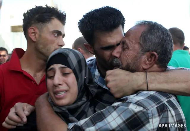 Palestinian prisoners are welcomed by a crowd following the release of hundreds of prisoners from Israeli jails on October 18,2011 at the Palestinian Authority headquarters in the West Bank city of Ramallah. Crowds of Pa...