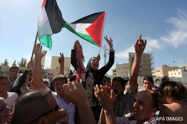 Palestinian prisoners are welcomed by a crowd following the release of hundreds of prisoners from Israeli jails on October 18,2011 at the Palestinian Authority headquarters in the West Bank city of Ramallah. Crowds of Pa...